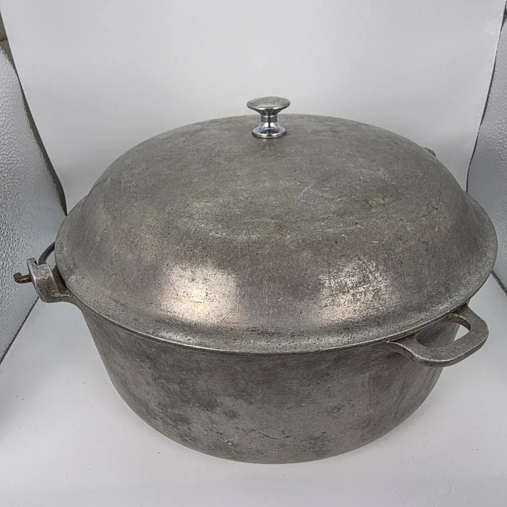 Montgomery Ward Dutch Oven Unisex Large Silver Cast Aluminum Bail Handle Vintage